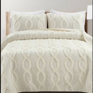 Three-piece king Avon textured ruffle quilt set ivory – Lush Decor